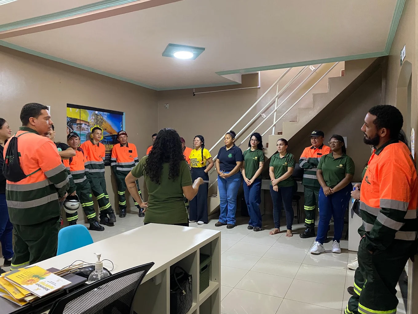 Equipe reunida durante treinamento presencial na SEG